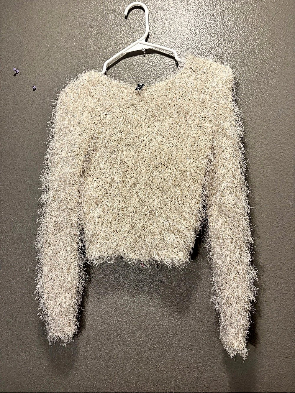 HM Divided Womens Size 4 Cream Fuzzy Shag Eyelash Knit Cropped Sweater Flaw